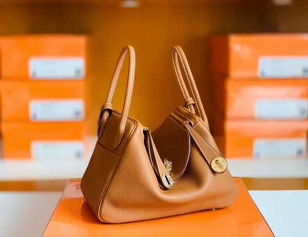 mmexport1673338729586-1024x787-1 Hermes Lindy TC Leather CK37 Golden Brown Gold Hardware 30cm Full Handmade
