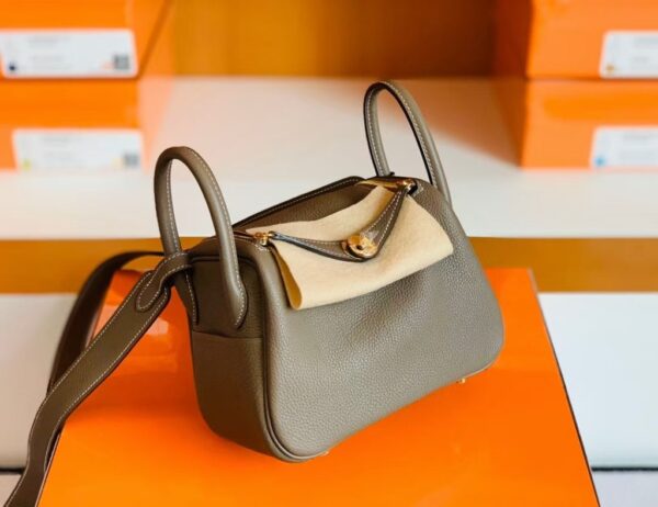 mmexport1673775361469-1024x789-1 Hermes mini Lindy Togo 18 etoupe Gold Hardware 19cm Full Handmade