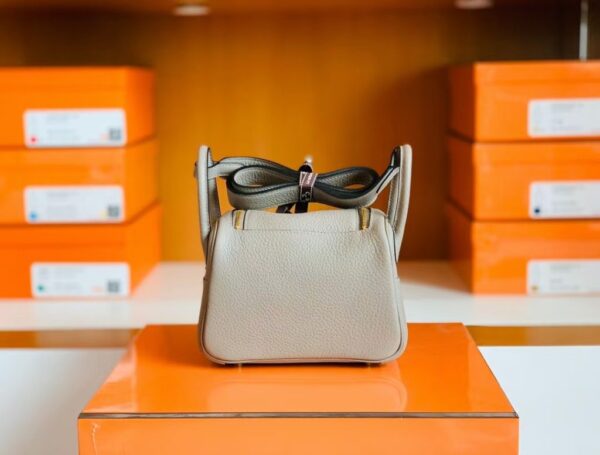 mmexport1675761521332-1024x777-1 Hermes Mini Lindy Togo M8 gris asphalte Gold Hardware 19cm Full Handmade