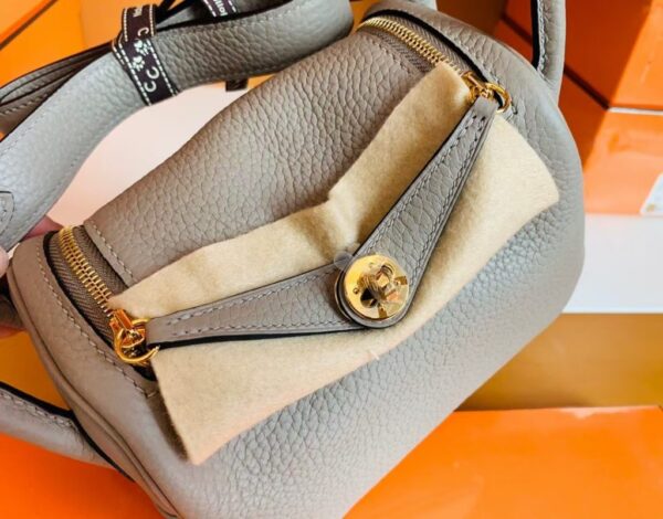 mmexport1675761523991-1024x802-1 Hermes Mini Lindy Togo M8 gris asphalte Gold Hardware 19cm Full Handmade