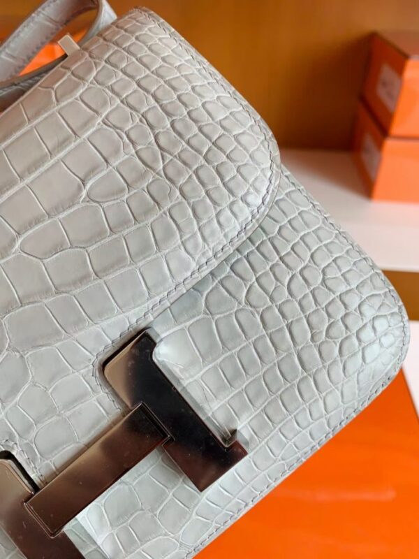 mmexport1679967338093-768x1024-1 Hermes Constance Matte Alligator crocodile Pearl grey Silver Hardware 18cm Full Handmade