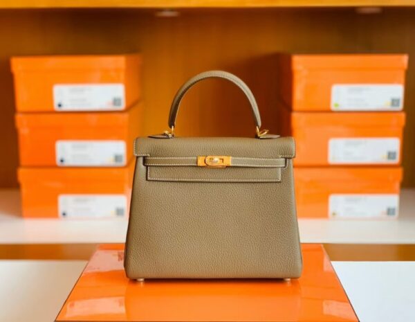 mmexport1686298122659-1024x793-1 Hermes Kelly Togo CK18 Etoupe Grey Gold Hardware 25cm Full Handmade