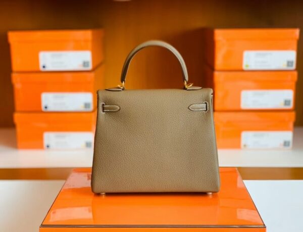 mmexport1686298123973-1024x783-1 Hermes Kelly Togo CK18 Etoupe Grey Gold Hardware 25cm Full Handmade
