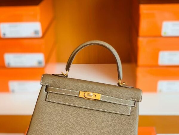 mmexport1686298125289-1024x774-1 Hermes Kelly Togo CK18 Etoupe Grey Gold Hardware 25cm Full Handmade