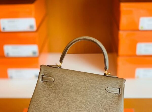 mmexport1686298126610-1024x753-1 Hermes Kelly Togo CK18 Etoupe Grey Gold Hardware 25cm Full Handmade