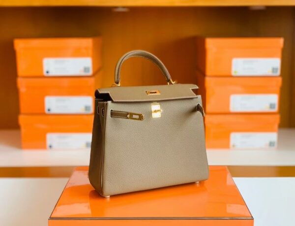 mmexport1686298127976-1024x783-1 Hermes Kelly Togo CK18 Etoupe Grey Gold Hardware 25cm Full Handmade